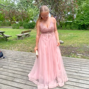 rosa balklänning! - intressekoll på min älskade balklänning! ä fast använd 2 gånger och ör i mycket bra skick. mer bilder kan skickas privat. den är uppsydd till mig då den var väldigt lång innan men nu är den perfekt. kan finnas enstaka små hål i tyllen men inget som syns alls(har inte själv sätt några). skriv för mer bilder/frågor! pris kan diskuteras 