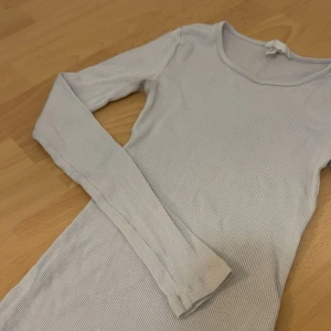 Vit ribbad långärmad tröja - Superskön vit långärmad tröja från H&M i ribbad bomull. Den har en tight passform och rundad halsringning, perfekt att styla med jeans eller kjol. Enkel och stilren vibe som funkar året runt. Ord pris 199kr