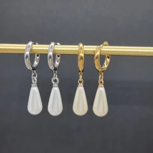 Örhängen med droppformad pärla - Snygga örhängen med droppformad pärla. Säljs i par i silver och guldfär. Ett par örhängen kostar-140kr.Längd-3,5cm