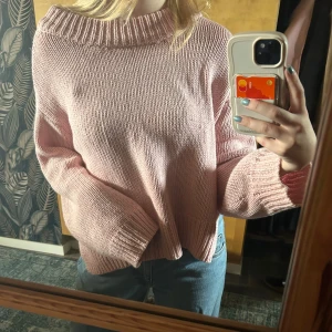 Ljusrosa stickad tröja  - Supermysig ljusrosa stickad tröja. 