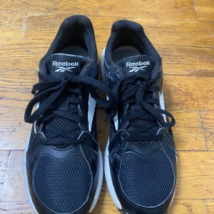 Svarta Reebok FuelFoam sneakers - Hej! Jag säljer ett par Reebok löparskor i storlek 38,5. De är i svart och vitt med Reebok-loggan på sidan och tungan. Sulorna är vita med svarta detaljer. De är i bra skick och perfekta för löpning eller som vardagsskor. Hör av dig om du är intresserad eller har några frågor
