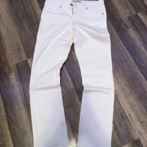 Vita jeans  - Snygga vita jeans från köpta på vinted. Säljer pga att dom var för små! De har en Lågmidjad/normal passform. Jättefint skick ser helt oanvända ut! 