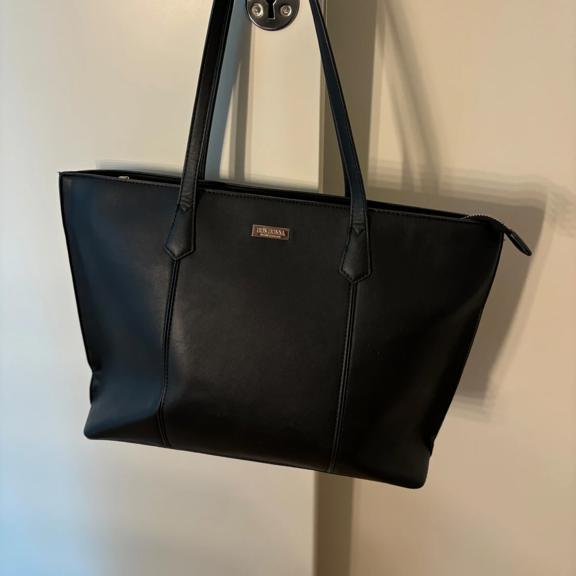 Svart axelväska från Don Donna