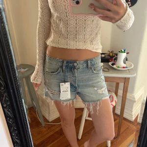 jeansshorts med slitningar  - jätte snygga jeans shorts med slitningar från zara! aldrig använda, strl 36 🌟