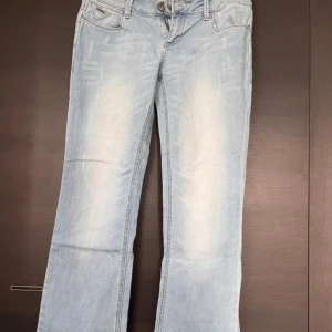 Lågmidjade jeans  - Midjemått 84                                                                         Innebenslängd 78 skriv för mer frågor🌸💓 Det är försmå för mig så kan ej visa hur de sitter på💓