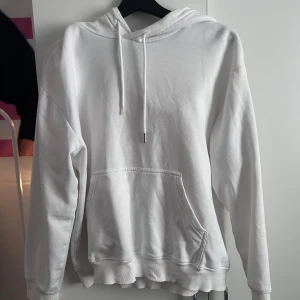 Vit hoodie med huva och ficka - Vit oversized hoodie som använts typ 2-3 ggr. Inga fläckar eller andra defekter❣️