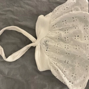 Vit topp Zara - Säljer denna fina topp som ej kommer till användning längre 