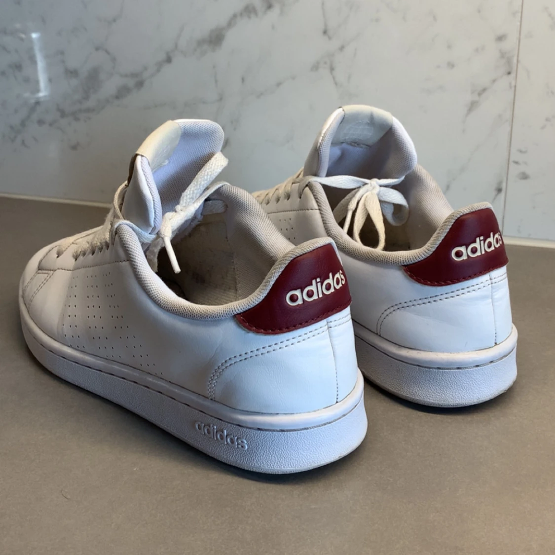 Adidas sneakers i vitt och rött - 1