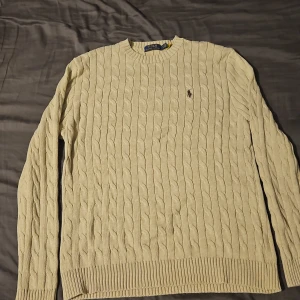 Ralph lauren kabelstickad tröja - Helt ny kabelstickad tröja från ralph lauren. Beställde av någon anledning en L men jag har M i vanliga fall så den var för stor för mig. I riktigt bra skick helt oanvänd. Kan sänka priset vid snabb affär.