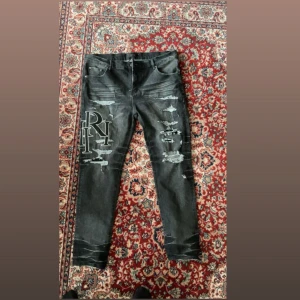 Svarta slim fit jeans från Amiri - Amiri Slim Fit Jeans – Helt Nya Säljer ett par Amiri slim fit jeans, helt nya och aldrig använda. Taggen finns kvar. Perfekt passform och grym kvalitet. Priset går och diskutera vid snabb affär. Lite info om jeansen, Längd 108 cm och midjq 102cm. (PASSAR FOLK SOM ÄR 190cm ELLER 190+)