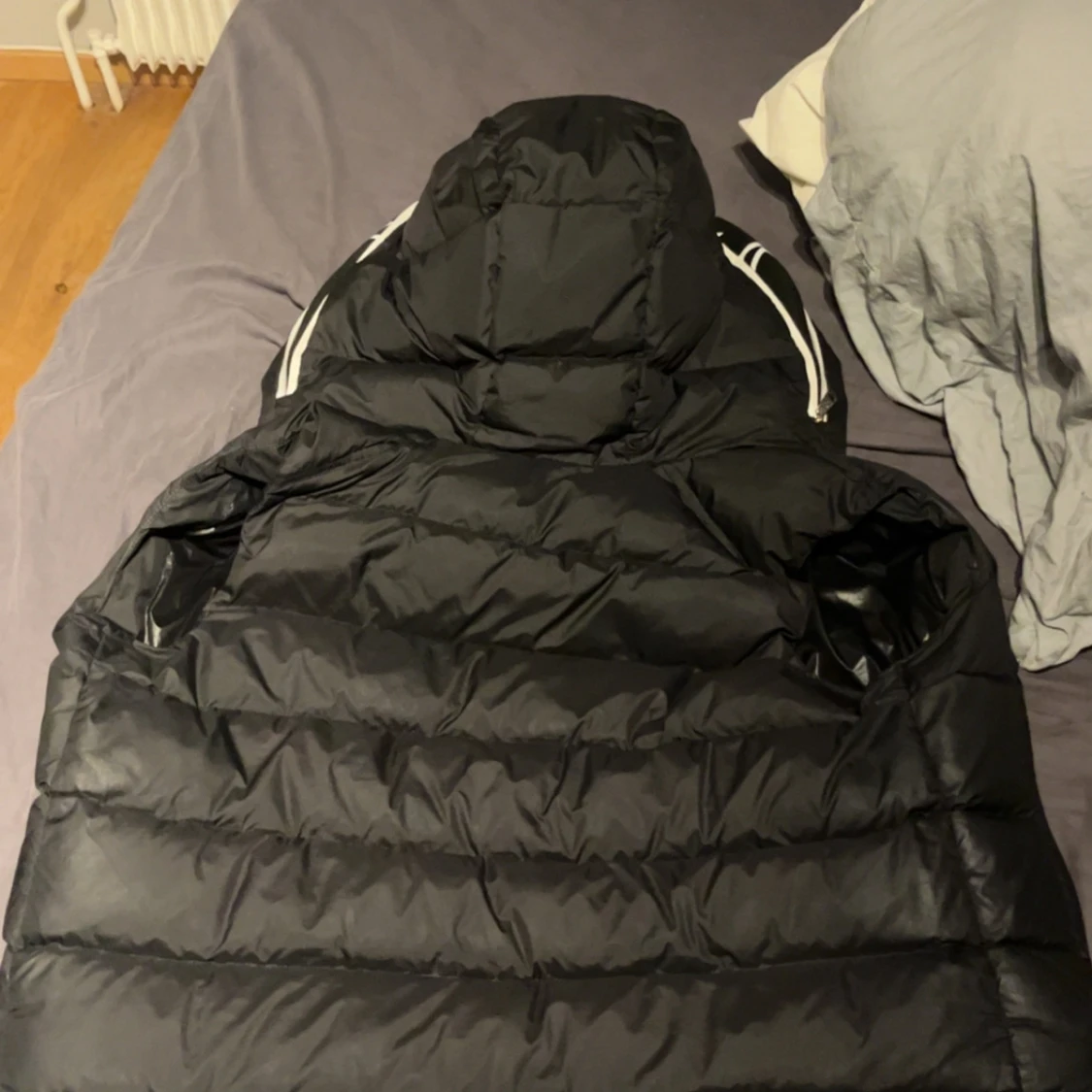 Svart dunväst från Moncler med huva - 1