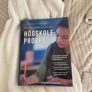 Den kompletta guiden till högskoleprovet - Perfekt för dig som vill maxa ditt resultat på högskoleprovet! Boken ger en grundlig genomgång av alla delprov, smarta tips och strategier samt massor av övningar för olika ambitionsnivåer. Din guide till toppresultat och framtida studier. Boken är i nyskick - prislapp kvar, vill bli av med den snabbt!