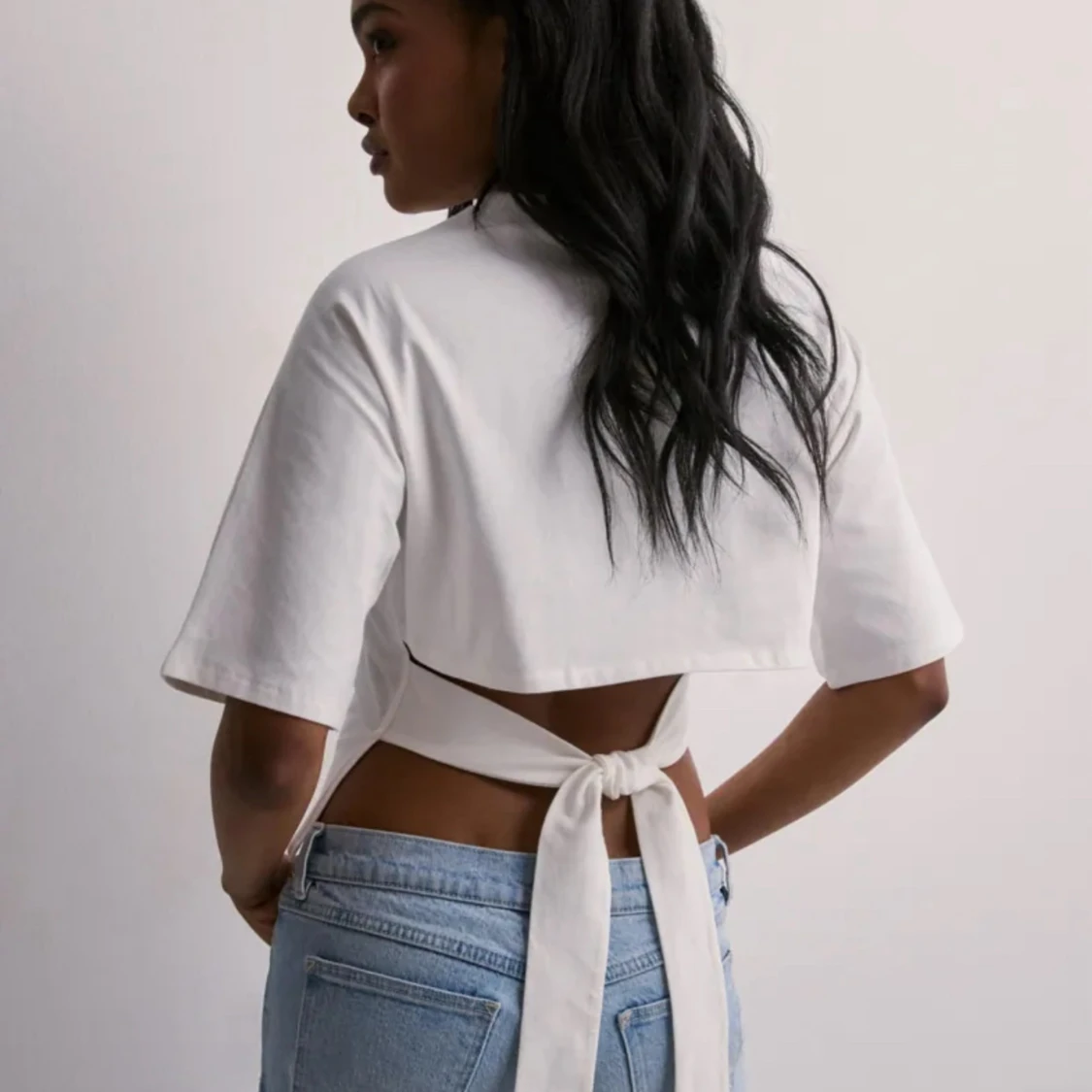 Vit croppad topp med knyt i ryggen - 2