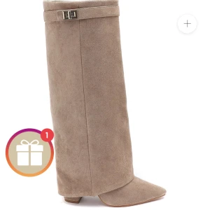 INTRESSEKOLL Beige lululia boots med spetsig tå - Snygga beige stövlar i mjuk mocka med spetsig tå och klack. Perfekta för dig som vill ha en trendig och elegant look till hösten och vintern. Helt oanvända, köpt nyligen. 
