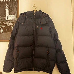 Svart pufferjacka från Polo Ralph Lauren - Säljer min klassiska ralph lauren pufferjacka, använt ca 4 gånger pgd av att den är för stor för mig. Stilren och snygg jacka.