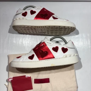Valentino skor - Hej! Säljer nu mina skor från märket Valentino, storlek 39 bra skick, allt på bilden ingår. Tveka inte på att höra av dig om du har frågor eller funderingar kring skorna! 