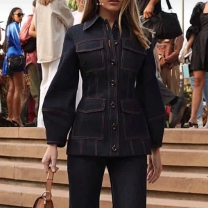 Mörkblå jeansjacka från French Connection - Snygg mörkblå jeansjacka från French Connection med markerad midja och stora fickor fram. Storlek 34/36