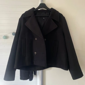 Svart kappa - Säljer en svart kappa ifrån Vero Moda. Ny pris 599kr. Kappan är använd 3 gånger och har ej några defekter. Kappan har en knapp på insidan som gör att kappan går att stänga utan att det syns. Skriv till mig för fler bilder eller frågor!💗