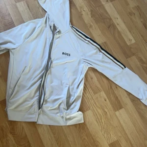 Hoodie Boss - Hej, säljer nu min knappt använda Boss hoodie. Storlek L men sitter som M                                          Pris kan diskuteras vid snabb affär