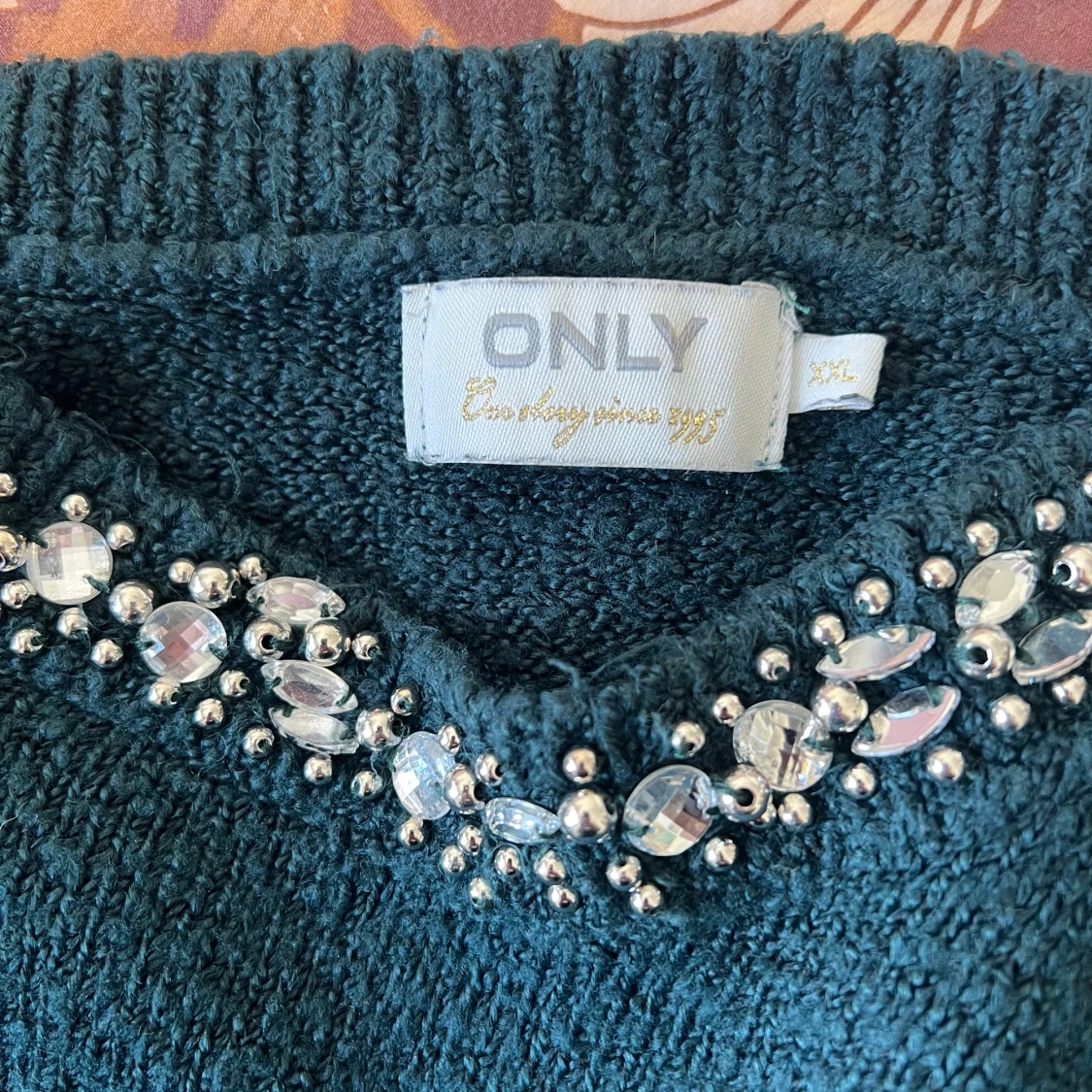 Mörkgrön stickad tröja med pärlor ONLY - 1