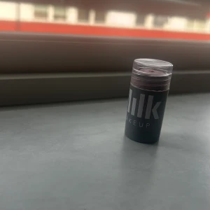 Milk Makeup stick rouge - Säljer en Milk Makeup stick rouge i en snygg korallrosa nyans. Kommer i en praktisk grå plastförpackning med transparent lock, perfekt att ta med i väskan. Krämig formula som är enkel att blenda ut på kinderna för en fräsch look.