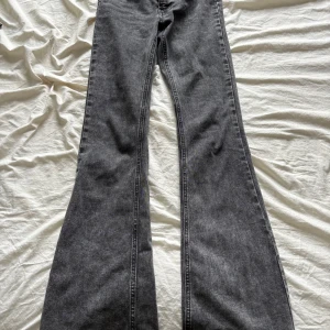 Bootcut jeans - Mörkgråa/ svarta jeans från Gina tricot i mycket bra skick förutom längst ned vid fötterna där de är lite slitna men inget man tänker på💞