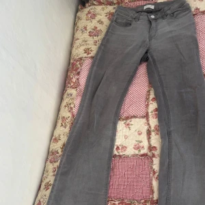 Grå bootcut jeans från Lindex  - Snygga grå jeans från Lindex med bootcut passform. Klassisk femficksdesign, bälteshällor och knappgylf. Jeansen har en mjuk tvättad look och raka ben som blir lite vidare nedtill. Perfekta för dig som gillar en chill och tidlös stil. Vill bli av med så fort som möjligt så pris kan diskuteras💕