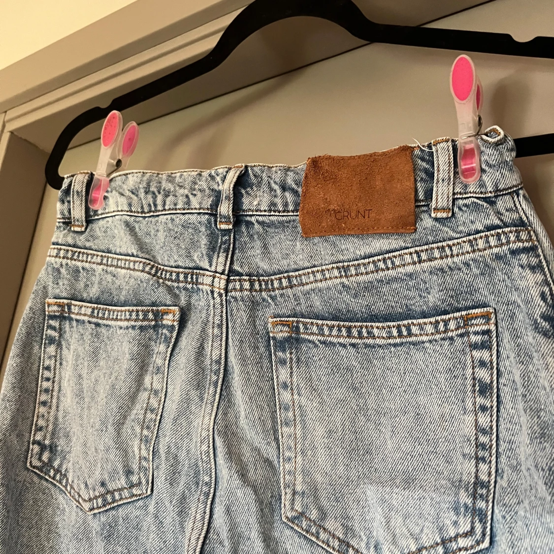 Ljusblå raka jeans från grunt - 1