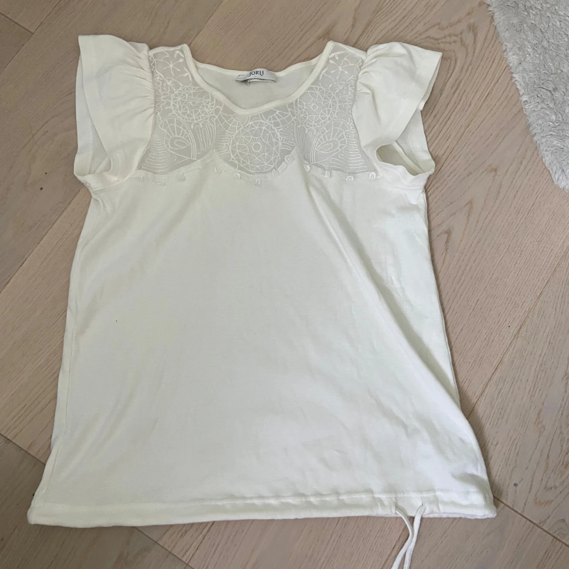 Vit blus med spets från Jorli