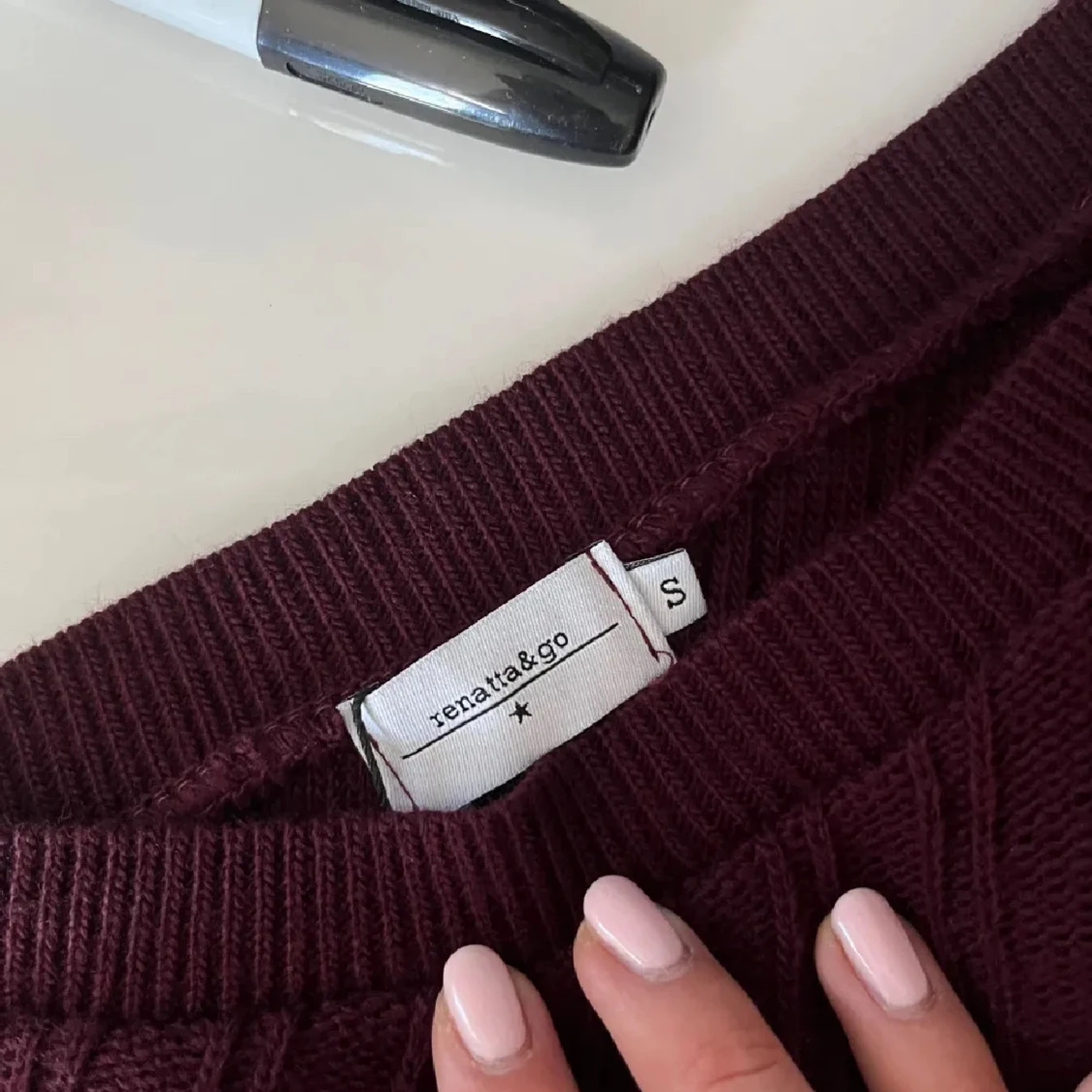 Vinröd oneshoulder topp från Renatta&go - 2