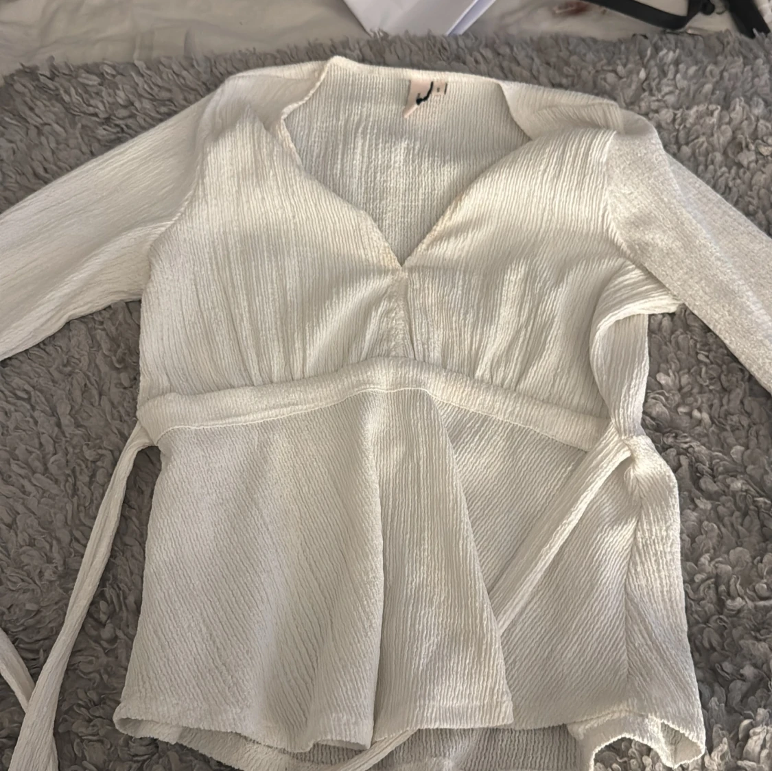 Vit omlottopp från Nelly