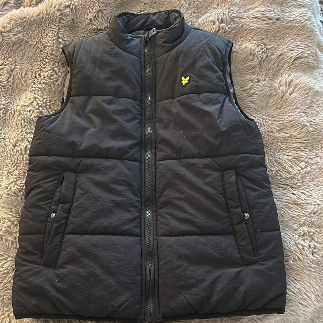 Svart dunväst från Lyle & Scott