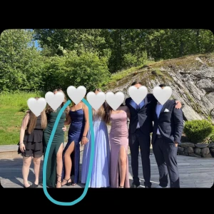 Marinblå balklänning  - Jag säljer nu min balklänning från 9an. Använd fåtal gånger, klänningen är korsad i ryggen och lite ”pösigare” vid bysten!! Köpt via plick så vet ej vad det är för märke men se bild. Är 163 med stl 36/38. Passar väldigt bra. (Inte mina bilder)