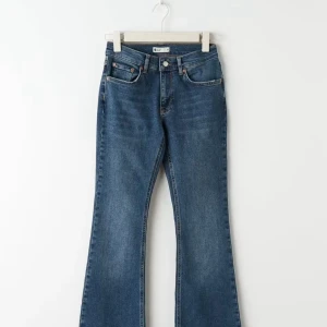 Blå bootcut jeans från Lee - Snugga blå lågmidjade boutcut jeans från Gina tricot💗