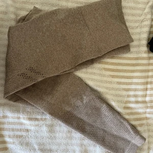 Beige  leggings från Aim'n - Säljer ett par beige seamless leggings från Aim'n i storlek XS. Materialet är mjukt och stretchigt, perfekt för träning. Pris kan diskuteras 