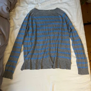 Randig tröja från Zara - Blå/grå randig tröja från Zara