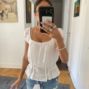 Söt blus  - Söt blus som är v ringad med prislapp. 