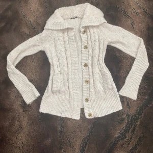 Stickad kofta - Jättefin kofta som sitter tajt på det där 2000 tals sättet. Påminner mig mycket om Bella Swan. Köptes begagnat men är originellt från Kappahl. Har ingen storlek men funkar för mig som brukar ha M eller S i toppar. Priset diskuteras inte ❤️❤️❤️