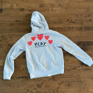 Comme des garcons  - Säljer min cdg tröja då den tyvärr är för liten. Skriv om ni har några frågor!