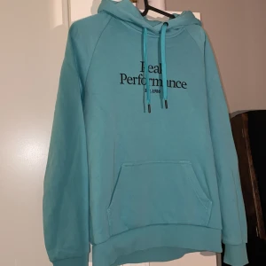 Turkos hoodie från Peak Performance - Snygg turkos hoodie från Peak performance. Fått i present, endast prövad. Nypris 1200kr