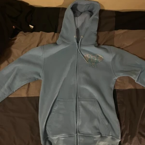 Rhinestone hoodie - Rhinestone hoodie från streetag  Storlek M Knappt använd. grattis frakt! Därav priset 