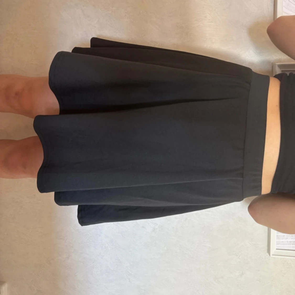 Svart kortkjol med utsvängd form - 1