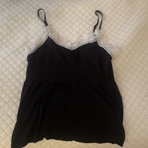 Svart nattlinne med vit spets - Säljer ett skönt mjukt nattlinne med spets