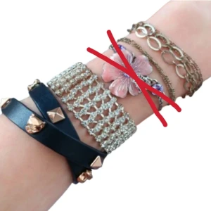 Olika sorters armband - Olika sorters armband. Är ifrån Glitter, H&M och Noa Noa. Kostar mellan 30 till 50 kr styck. Meddela mig om du vill köpa en en flera. Har fler smycken till salu