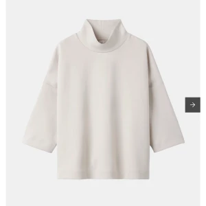 Beige tröja med trekvartsärm - Beige polotröja med krage och trekvartsärmar. 