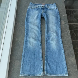 Lågmidjade jeans  - Så snygga jeans som tyvärr inte passar mig och har därför ingen bild på! Midjemått tvärsöver: 38,5cm Midjehöjd: 18cm Inerbens längd: 72cm💕