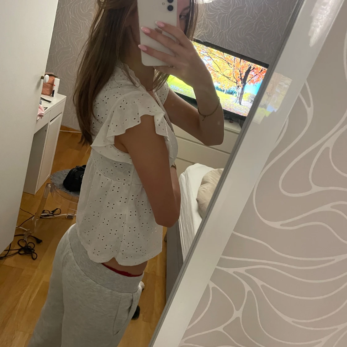 Vit blus med spets och volang - 1