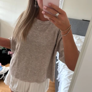 Stickad T-shirt - Använd men i gott skick