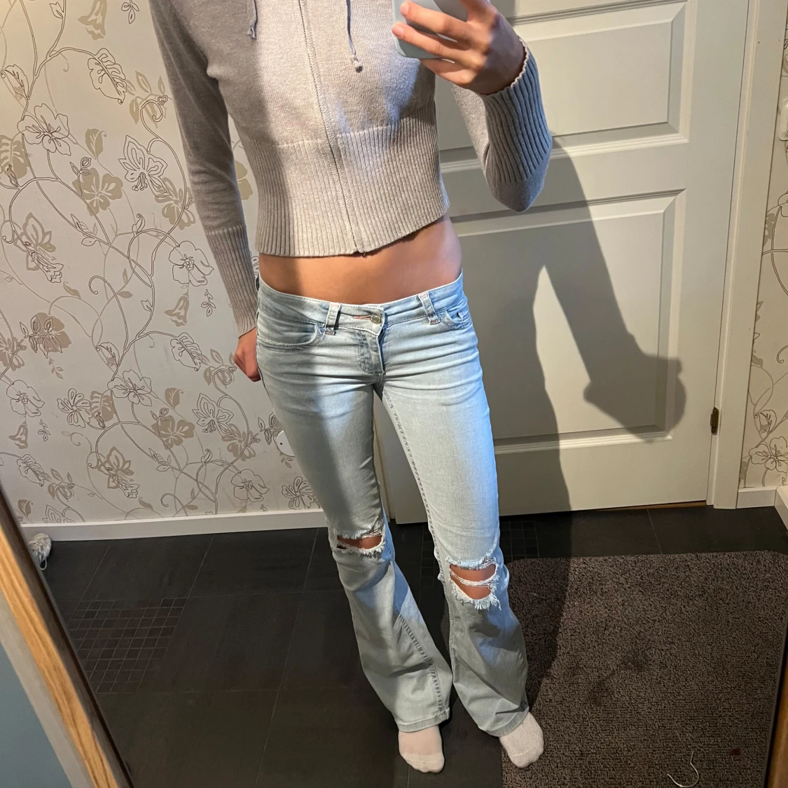 Grå croppad stickad hoodie