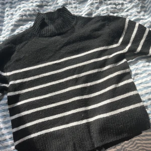 Svartvit randig tröja från Gina Tricot - Skönt material och perfekt till en lite kyligare dag.